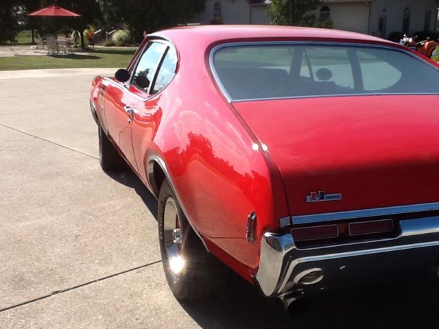 1968 Oldsmobile 442 (Red/Black)