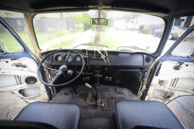 1971 Volkswagen Bus/Vanagon (White/Black)