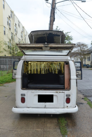 1971 Volkswagen Bus/Vanagon (White/Black)