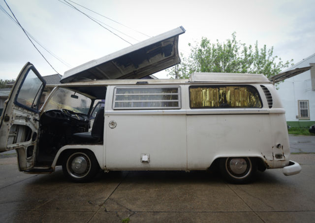 1971 Volkswagen Bus/Vanagon (White/Black)