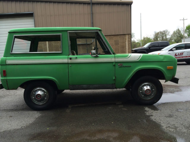 1977 Ford Bronco (Green/Parchment)