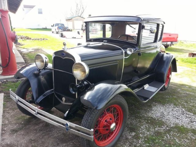 1930 Ford Model A (Black/Tan)