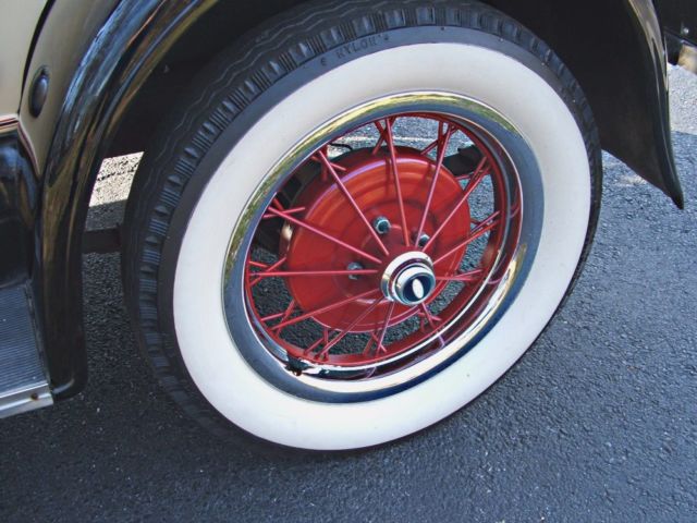 1979 Ford Fairlane (Yellow/Black)