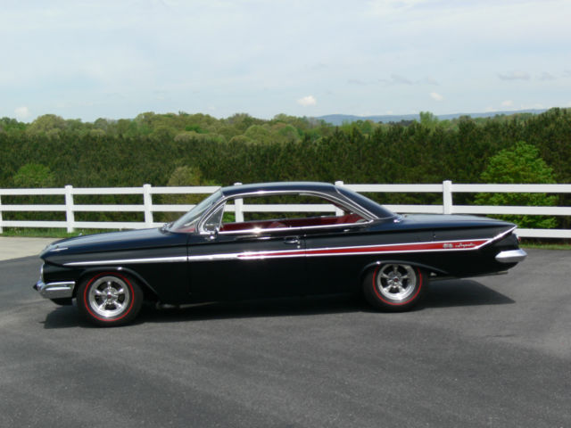 1961 Chevrolet Impala (Black/Red)