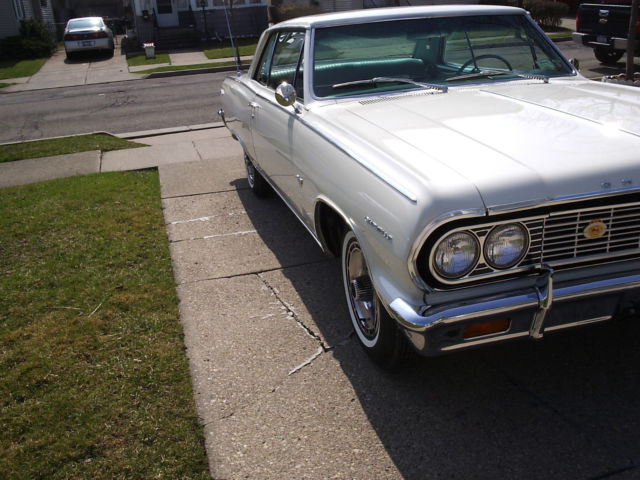1964 Chevrolet Chevelle (ERMINE WHITE/AQUA)
