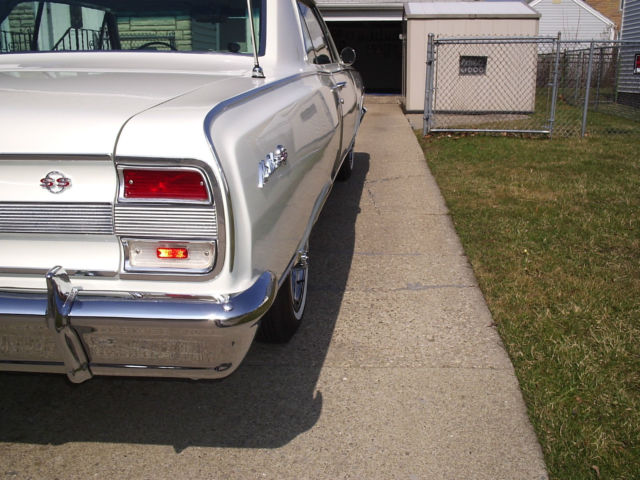 1964 Chevrolet Chevelle (ERMINE WHITE/AQUA)