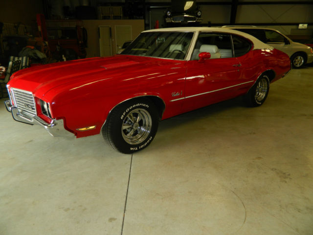1972 Oldsmobile Cutlass (Red/White)