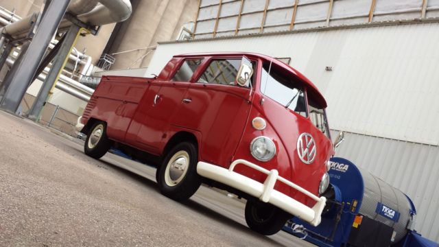 1964 Volkswagen Bus/Vanagon (Red/Tan)