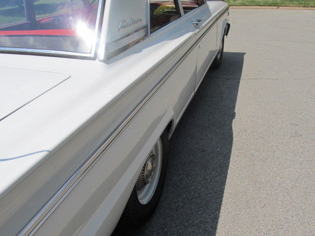 1963 Ford Fairlane (White/Red)