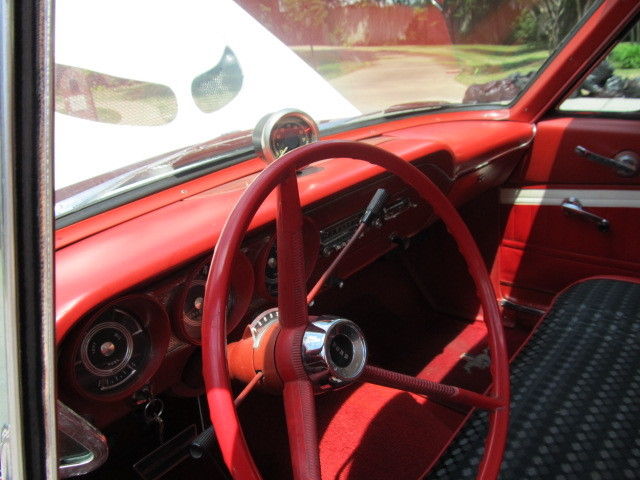 1963 Ford Fairlane (White/Red)