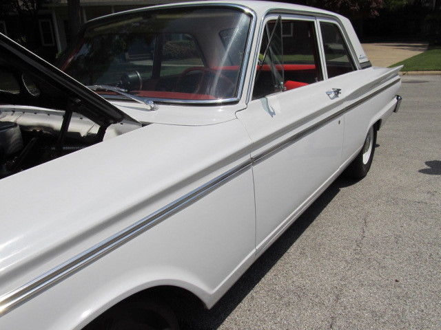 1963 Ford Fairlane (White/Red)