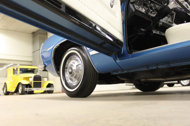 1967 Plymouth Barracuda (Blue/White)