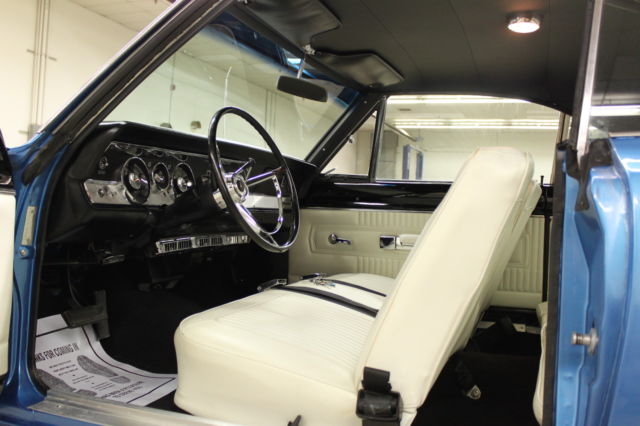 1967 Plymouth Barracuda (Blue/White)