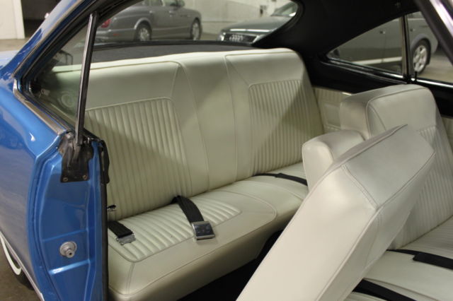 1967 Plymouth Barracuda (Blue/White)