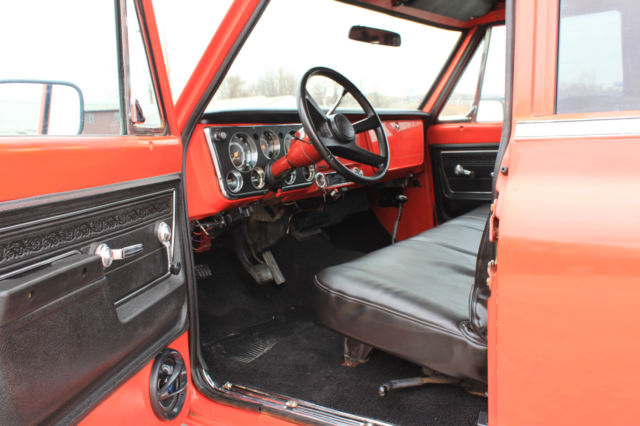 1972 GMC Suburban (Orange/Black)