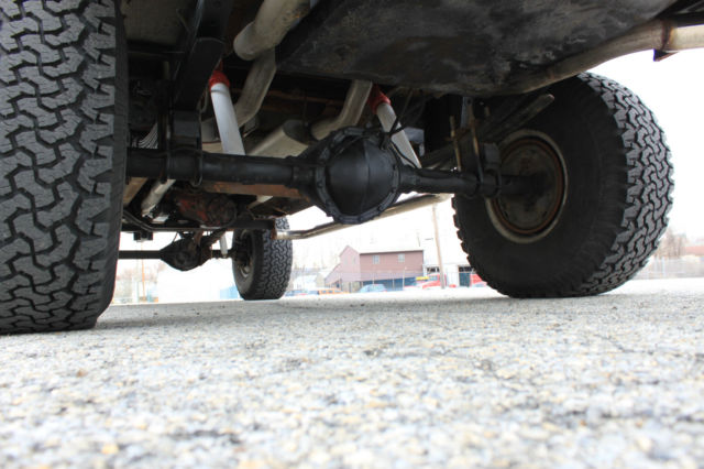 1972 GMC Suburban (Orange/Black)