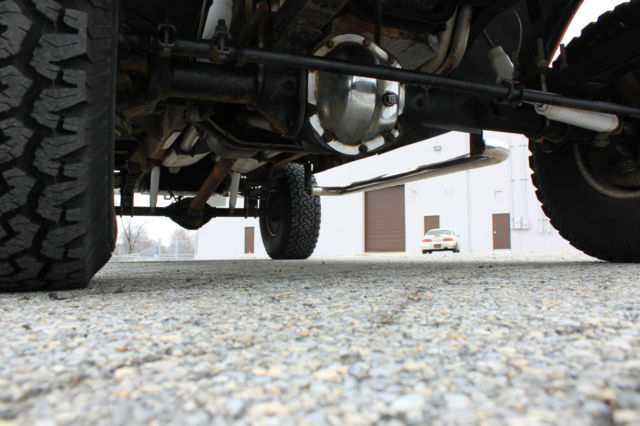 1972 GMC Suburban (Orange/Black)