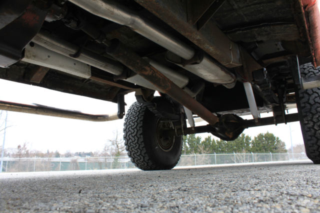 1972 GMC Suburban (Orange/Black)