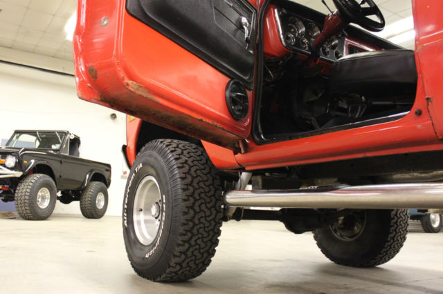 1972 GMC Suburban (Orange/Black)