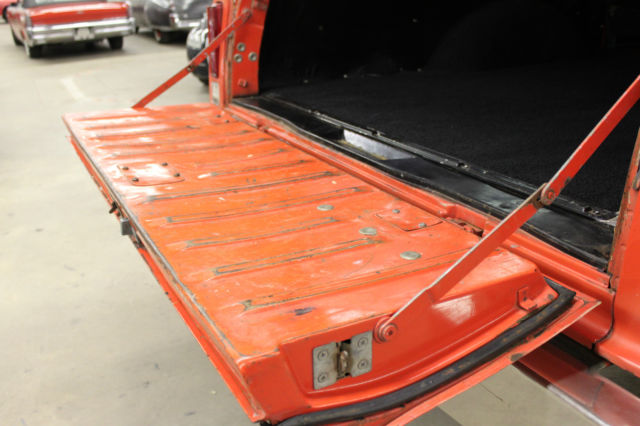 1972 GMC Suburban (Orange/Black)