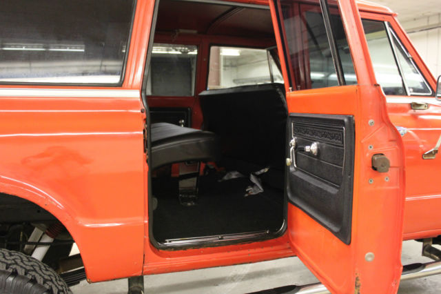 1972 GMC Suburban (Orange/Black)