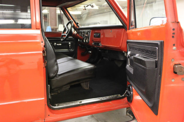 1972 GMC Suburban (Orange/Black)