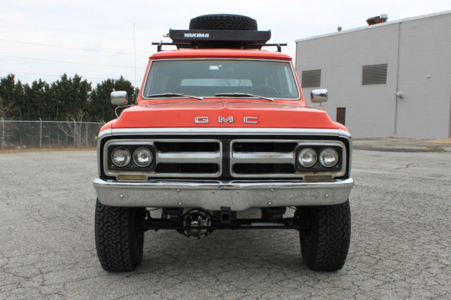 1972 GMC Suburban (Orange/Black)