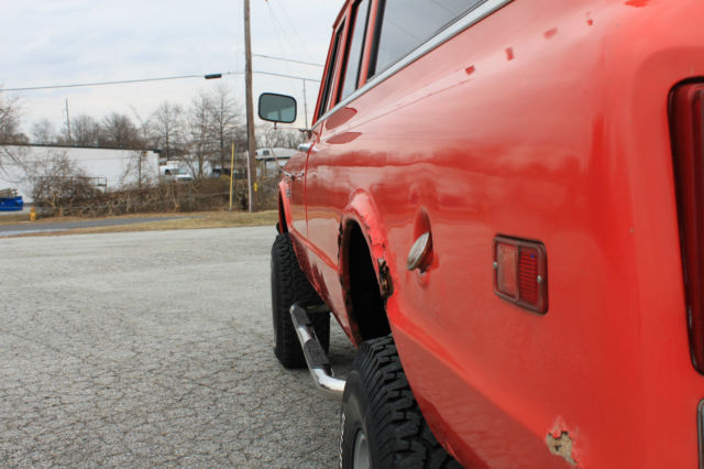 1972 GMC Suburban (Orange/Black)