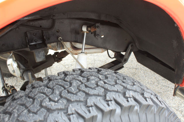 1972 GMC Suburban (Orange/Black)