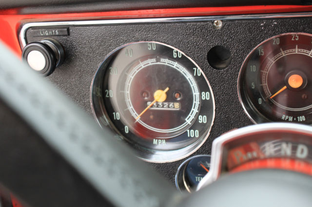 1972 GMC Suburban (Orange/Black)