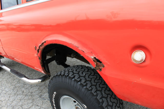 1972 GMC Suburban (Orange/Black)