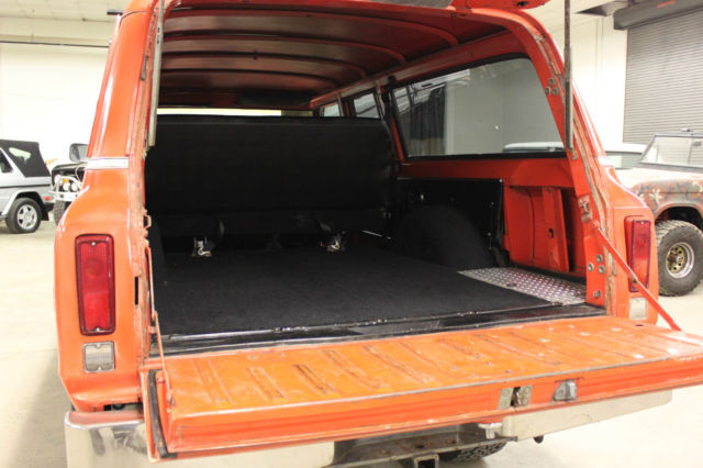 1972 GMC Suburban (Orange/Black)