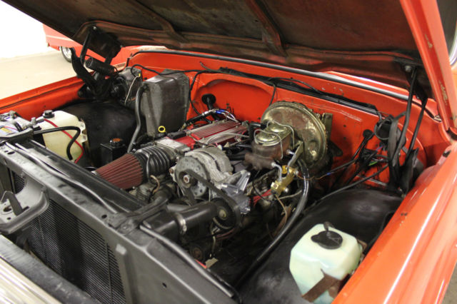 1972 GMC Suburban (Orange/Black)