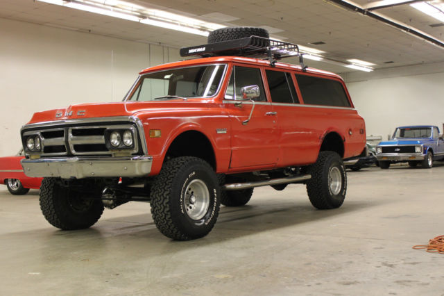 1972 GMC Suburban (Orange/Black)
