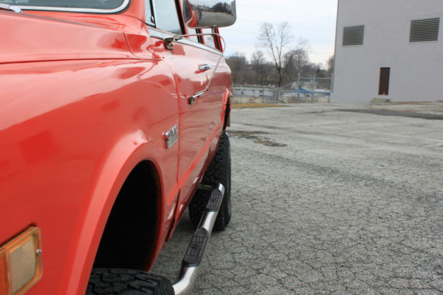 1972 GMC Suburban (Orange/Black)