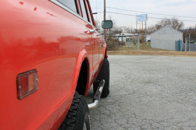 1972 GMC Suburban (Orange/Black)