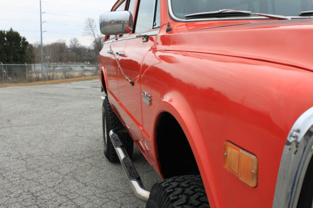1972 GMC Suburban (Orange/Black)