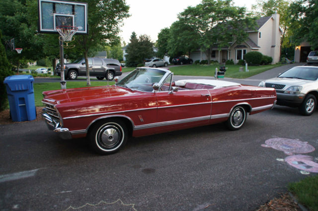 1967 Ford Galaxie (Candy apple Red/Red)