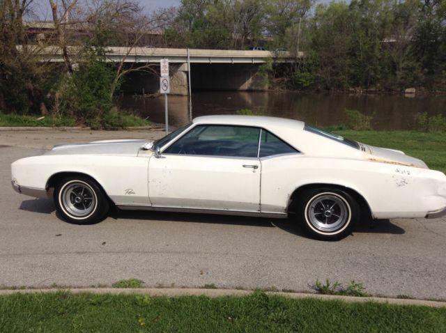 1967 Buick Riviera (Arctic White/Plum)