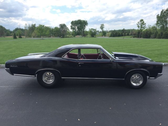 1966 Pontiac GTO (Black/Red)