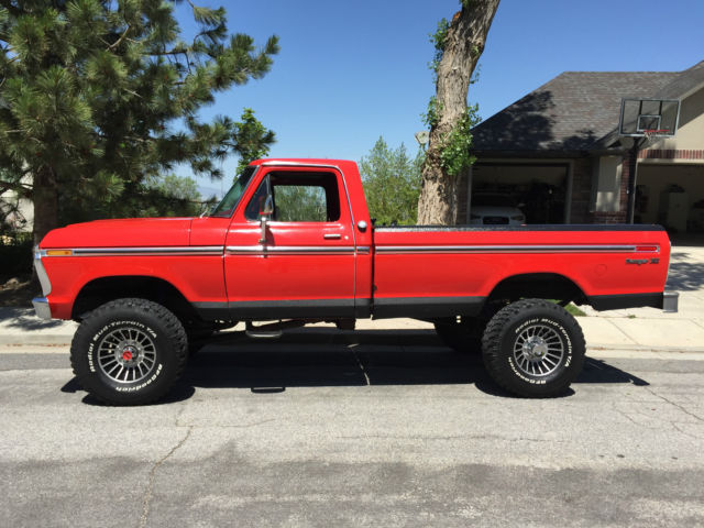1976 Ford F-250 (Red/Black)