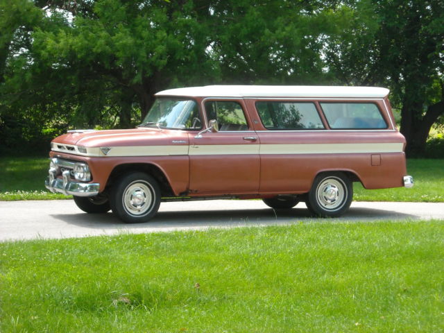 1962 GMC Suburban (Brown/tan)