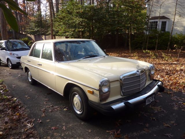 1976 Mercedes-Benz 200-Series (Cream Beige/Beige)