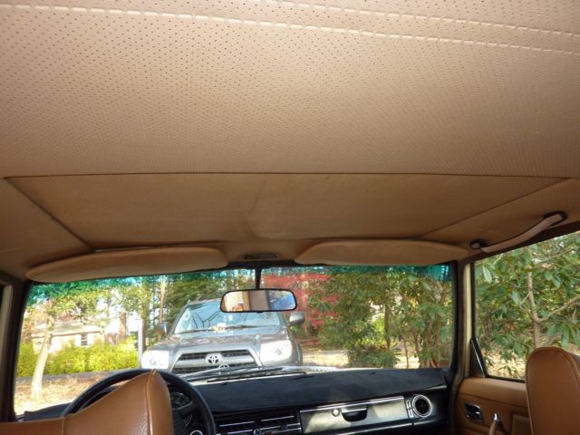 1976 Mercedes-Benz 200-Series (Cream Beige/Beige)