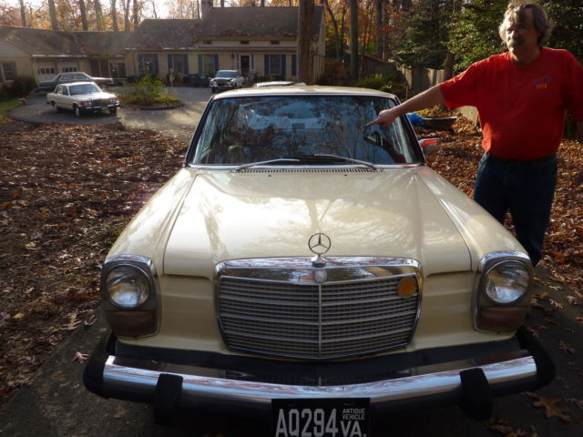 1976 Mercedes-Benz 200-Series (Cream Beige/Beige)