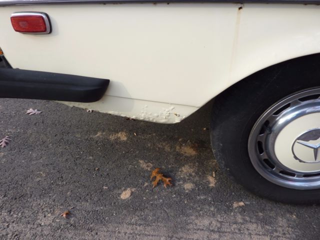 1976 Mercedes-Benz 200-Series (Cream Beige/Beige)