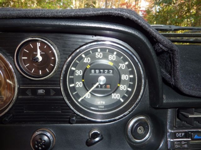 1976 Mercedes-Benz 200-Series (Cream Beige/Beige)