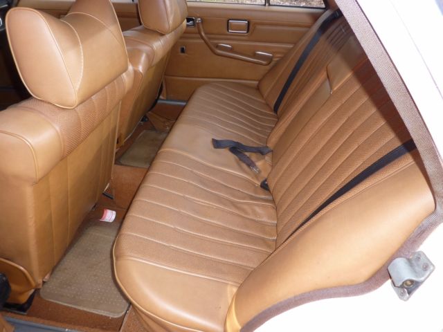 1976 Mercedes-Benz 200-Series (Cream Beige/Beige)