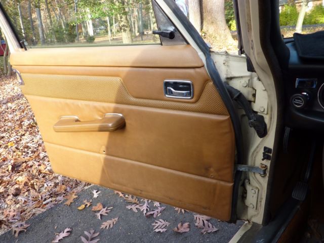 1976 Mercedes-Benz 200-Series (Cream Beige/Beige)