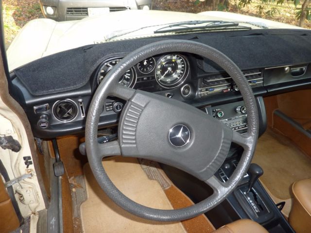 1976 Mercedes-Benz 200-Series (Cream Beige/Beige)